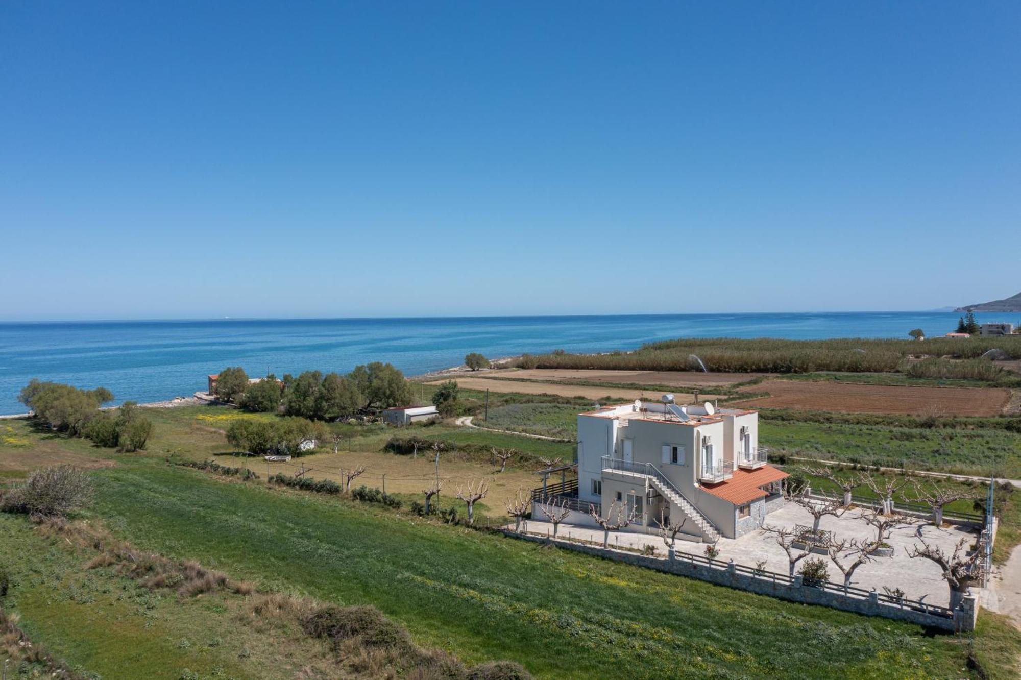Beachfront First-Floor Suite Georgioupoli Bagian luar foto
