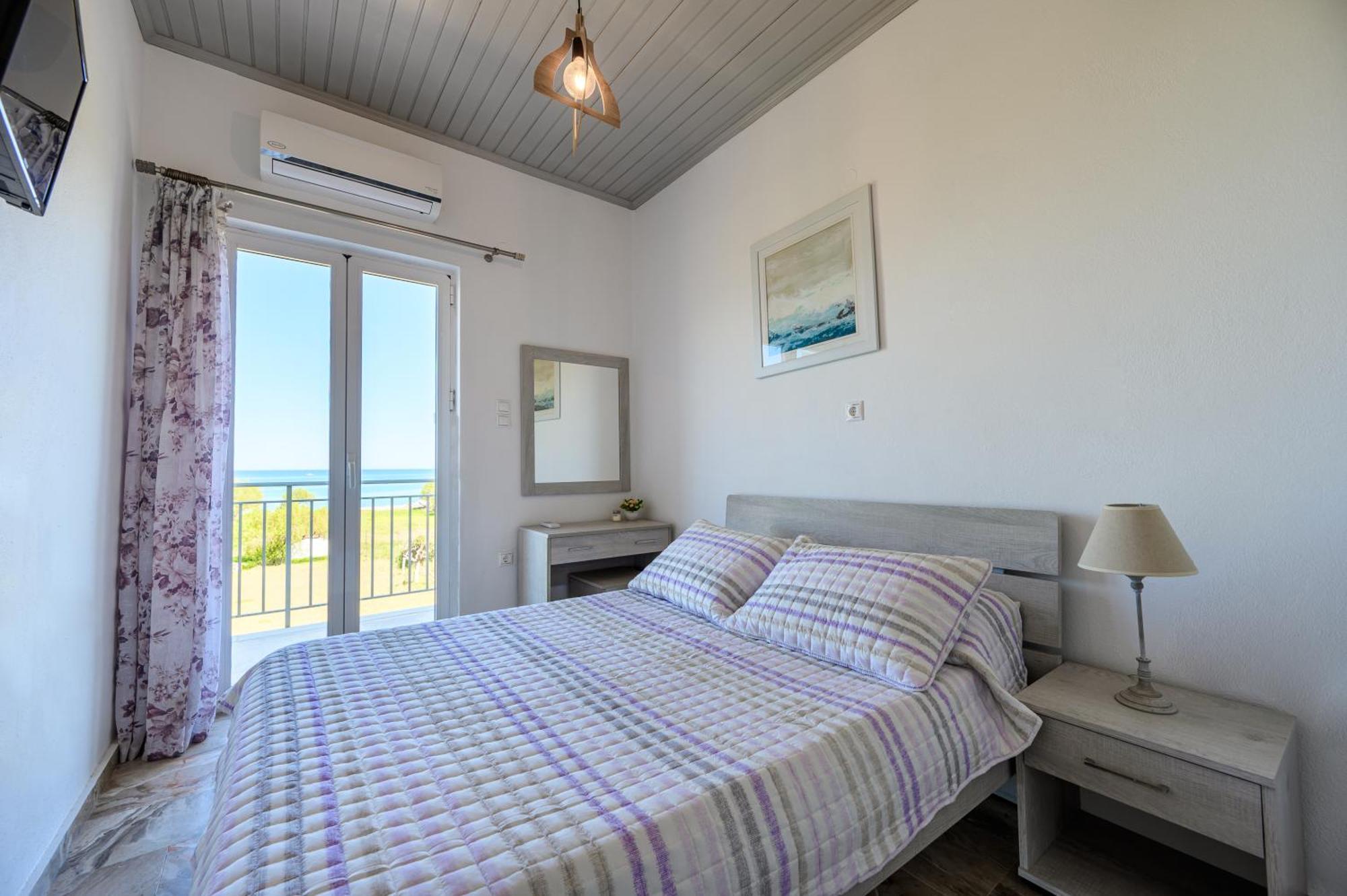 Beachfront First-Floor Suite Georgioupoli Bagian luar foto